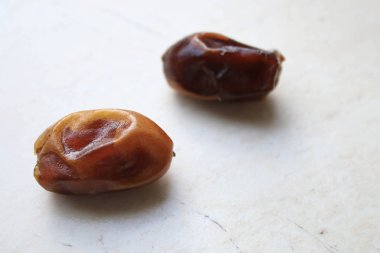 Taş zemin üzerinde kurumuş tarihler