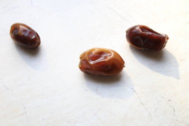 Beyaz arkaplanda kurumuş tarihler