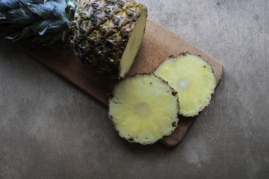 Tahtada ananas kes.