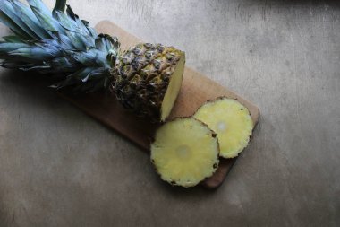Tahtada ananas kes.