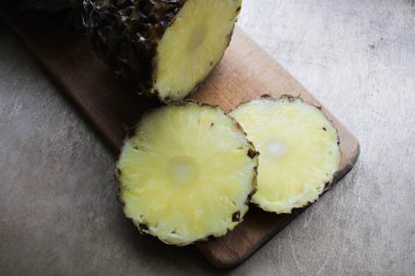 Tahtada ananas kes.
