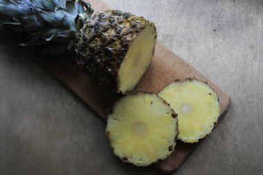 Tahtada ananas kes.