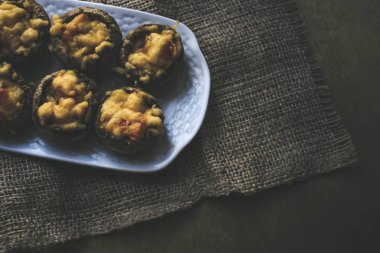 Bir tabak peynirli mantar pişmiş