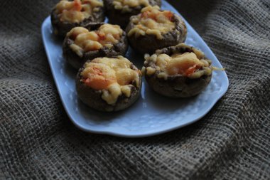 Bir tabak peynirli mantar pişmiş