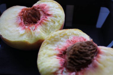 Şeftali ikiye bölünmüş.