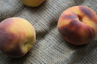 Bir kumaş parçasında enfes şeftali