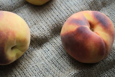 Bir kumaş parçasında enfes şeftali