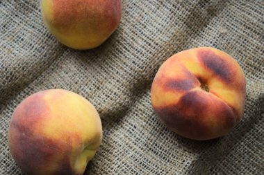 Bir kumaş parçasında enfes şeftali