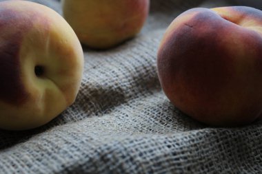 Bir kumaş parçasında enfes şeftali