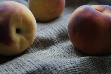 Bir kumaş parçasında enfes şeftali