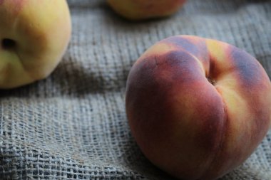 Bir kumaş parçasında enfes şeftali