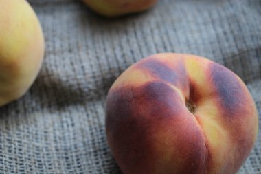 Bir kumaş parçasında enfes şeftali