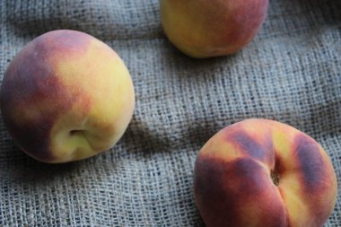 Bir kumaş parçasında enfes şeftali