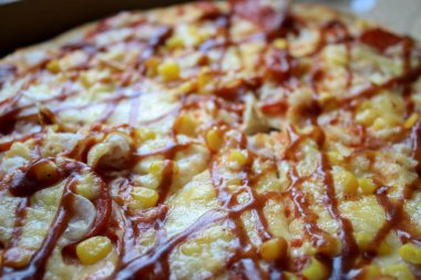 Kağıt kutuda pizza fotoğrafı.