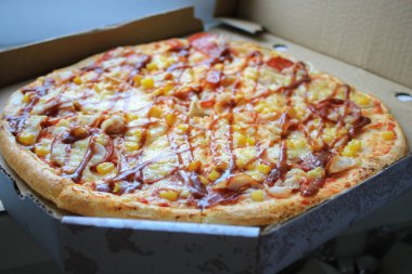 Kağıt kutuda pizza fotoğrafı.