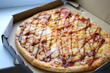 Kağıt kutuda pizza fotoğrafı.