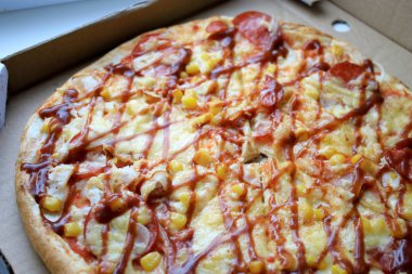 Kağıt kutuda pizza fotoğrafı.