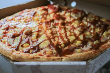 Kağıt kutuda pizza fotoğrafı.