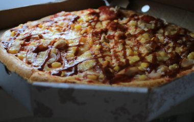 Kağıt kutuda pizza fotoğrafı.