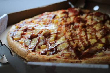 Kağıt kutuda pizza fotoğrafı.