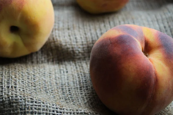 Bir kumaş parçasında enfes şeftali