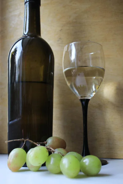 木板上的酒瓶和酒杯 — 图库照片