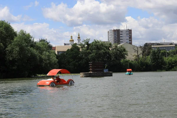 Pessoas Andam Catamarã Rio — Fotografia de Stock