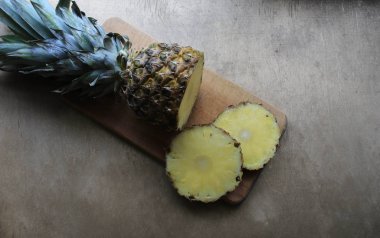 Tahtada ananas kes.