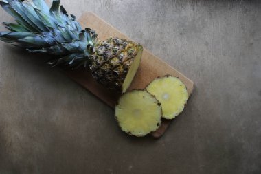 Tahtada ananas kes.