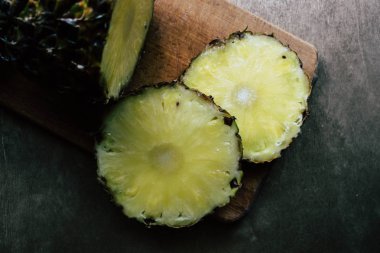 Tahtada ananas kes.
