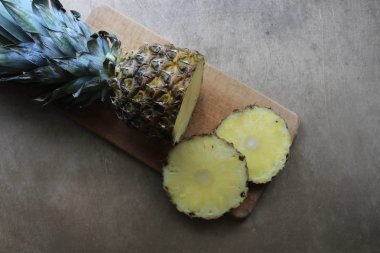 Tahtada ananas kes.