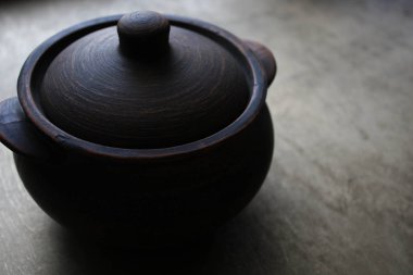 Kasvetli bir arkaplanda toprak eşyalar