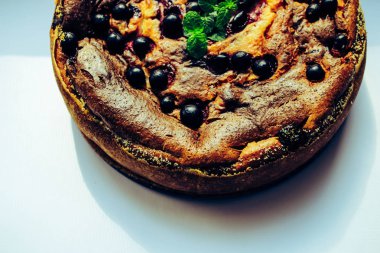 Pencere kenarında dutlu peynirli turta.