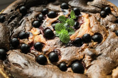 Pencere kenarında dutlu peynirli turta.