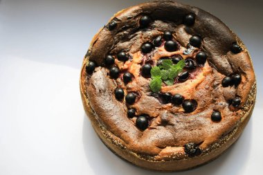 Pencere kenarında dutlu peynirli turta.