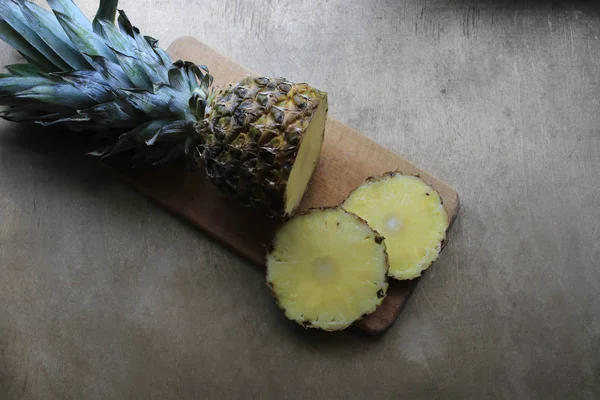 Cut Pineapple Wooden Board — Stock Photo, Image