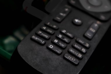 Karanlıkta eski siyah uzaktan kumanda