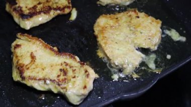 Tavada domuz kızart.