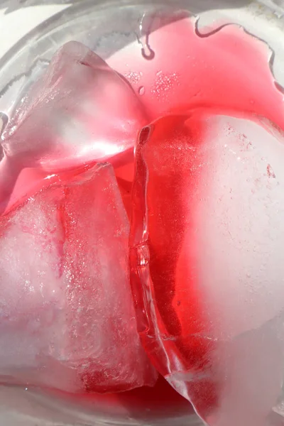 一杯加冰的覆盆子汁 — 图库照片