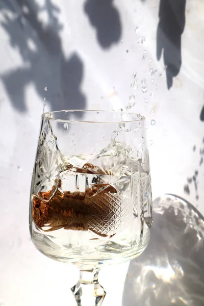 Vaciar Vaso Agua Con Corcho Vino — Foto de Stock