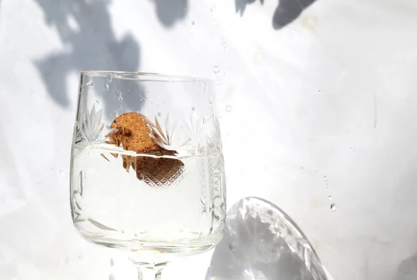 Vaciar Vaso Agua Con Corcho Vino — Foto de Stock
