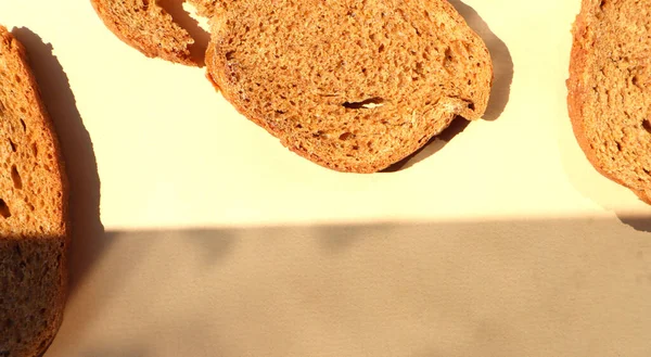 Шматочки Хліба Бежевому Фоні — стокове фото