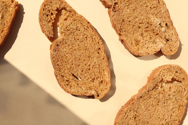 Brotstücke Auf Beigem Hintergrund — Stockfoto