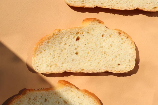 Pedaços Pão Fundo Bege — Fotografia de Stock