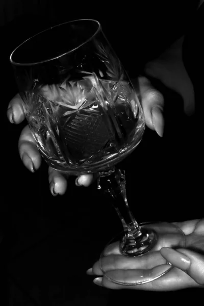 女性の手に赤ワインのグラス — ストック写真