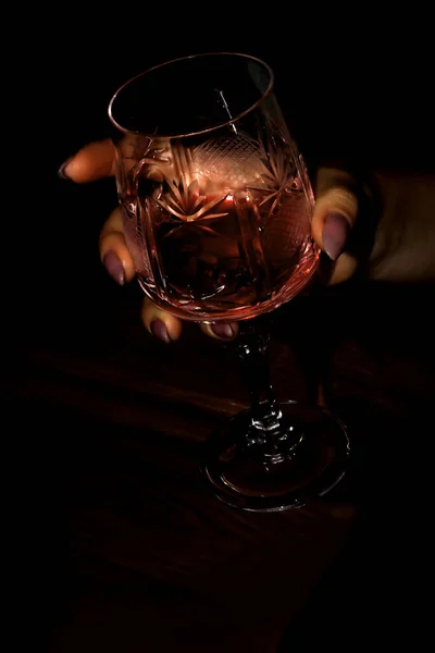 一个女人手里拿着一杯红酒 — 图库照片