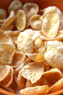 Pembe arka planda gevreklerle kahvaltı