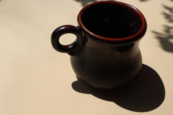 褐色背景的小棕色杯子 — 图库照片