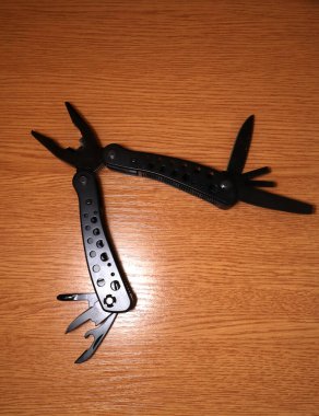 Tahta bir masada siyah kerpeten.