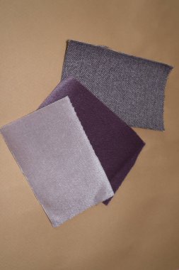 Bej arkaplanda kumaş parçaları